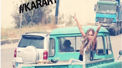 نيكول سابا على عربة نصف نقل في كليبها الجديد «قررت»