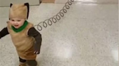 على طريقة «سلينكي».. امرأة تمنح طفليها التوأم زيا خاصا بالهالوين (فيديو وصور)