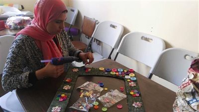 بالصور.. مدرسة تعلم التلاميذ صناعة «الأسبتة» من أوراق الصحف ببورسعيد