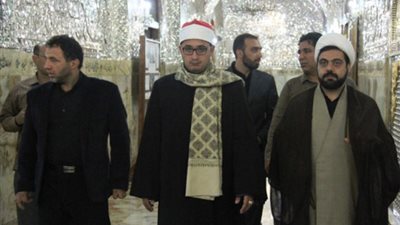 بالصور.. قارئ مصري يزرو إيران ويشارك في عزاء ضحية حادث منى