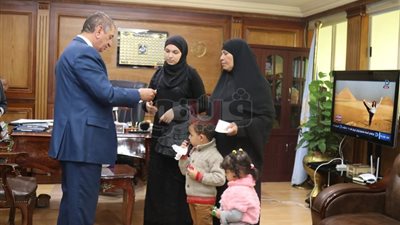 بالصور.. محافظ كفر الشيخ يكرم أسرة «شهيد مسير» ويمنحهم رحلة عمرة