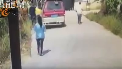 بالفيديو.. نهاية مروعة لفتاة بسبب انشغالها في هاتفها