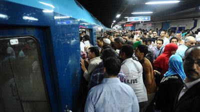 «أعطال مترو الأنفاق.. عرض مستمر».. انقطاع الشبكة الكهربائية المعلقة بين «الملك الصالح ومارجرجس».. تحويل مسارات القطارات يحد من الأزمة.. تشكيل لجنة هندسية لمعرفة الأسباب.. وعودة الح