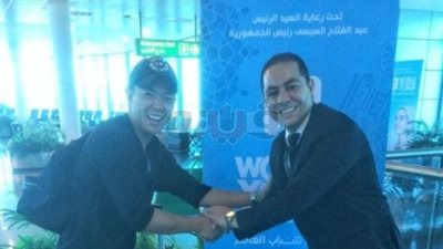 الإعلامي الكوري وان هو تشونج يصل إلى مطار القاهرة