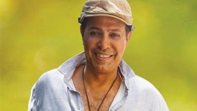 حكيم يبحث عن أغنية تصلح 