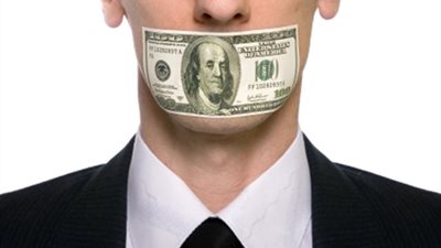 راكب يقدم رشوة 200 دولار لأمين شرطة بمطار القاهرة لتهريب خيار البحر