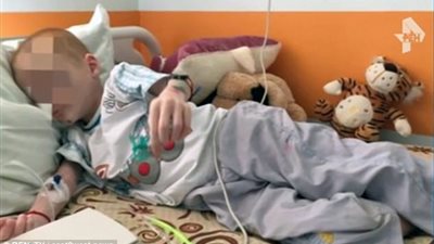 بالصور.. امرأة تجوع طفلها بالتبنى عمدا للحصول على الأموال