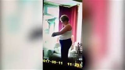 بالفيديو والصور.. لحظة سرقة مصففة شعر أموال الزبونة العجوز