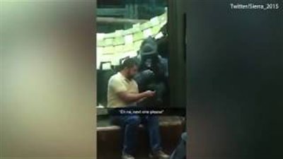 بالفيديو والصور.. غوريلا تجبر زائرا على مشاركتها تصفح هاتفه