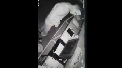 بالفيديو.. لحظة سرقة لص محلا في طنجة