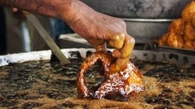 بالفيديو.. بائع يضع يده في الزيت المغلى دون تعرضه للحرق