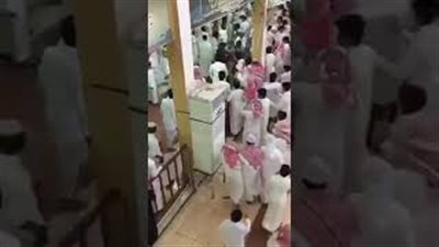 بالفيديو.. مشاجرة عنيفة بين طلاب داخل مدرسة بمكة المكرمة
