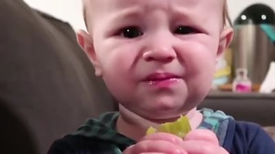 بالفيديو.. رد فعل طفلة تناولت «خيار مخلل» لأول مرة