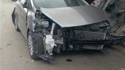 بالصور.. مالك سيارة: «كيا كارينز بتقف لوحدها والتوكيل رافض يصلحها»