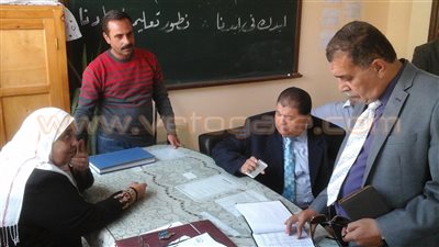 بالفيديو.. أولياء الأمور: مدرسة زويل الابتدائية بدمياط تحولت لـ«سبوبة».. إحدى المعلمات تقوم بتحويل المسجد إلى مطعم سندوتشات.. مديرة المدرسة: المسجد تحول لغرفة للوحدة المنتجة لضيق المكان