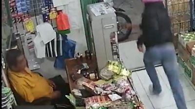 بالفيديو.. نهاية غير متوقعة للص حاول سرقة محل أثناء نوم البائع