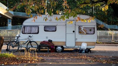 بريطانيون يحاربون ارتفاع أسعار المنازل على خطى «كراكون في الشارع»