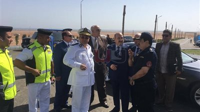 مساعدا وزير الداخلية يتفقدان الخدمات المرورية المشاركة بمنتدى الشباب