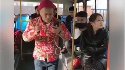 بالفيديو.. فتاة تلقن رجلا درسًا قاسيًا غنى بصوت عال داخل الأتوبيس