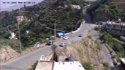 لحظة انقلاب سيارة فقد قائدها السيطرة عليها (فيديو)