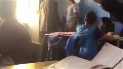 لحظة اعتداء معلم على طالب بالضرب المبرح (فيديو)