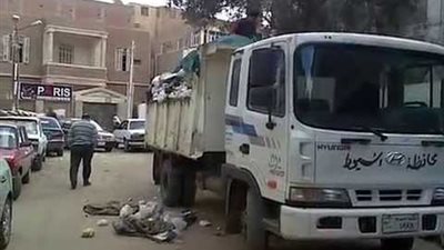مواطن يشكو من عدم وصول سيارات جمع القمامة إلى منزله