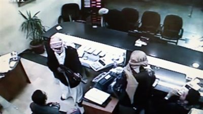 كاميرا شركة الصرافة تكشف سرقة  250 ألف جنيه من سيارة طبيب