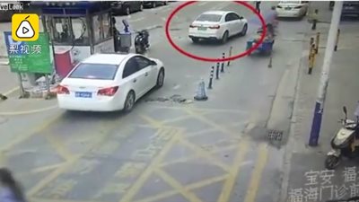 مصرع طفلة دهسا تحت عجلات سيارة (فيديو)