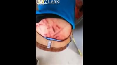 أب عديم الرحمة يعتدي على ابنه بضرب مبرح (فيديو)