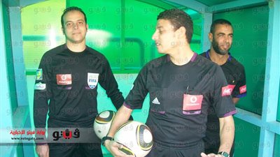 بالصور.. أحمد حسام طه يرتدي الشارة الدولية للحكام للمرة الأولى