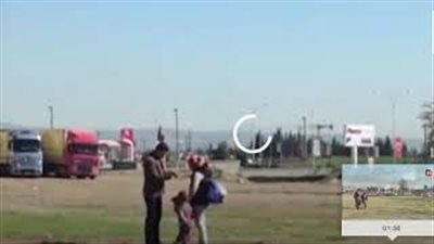 لحظة اعتداء رجل على زوجته أمام أطفالهما في الشارع (فيديو)