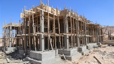 مدينة غرب قنا الجديدة.. مساكن الغلابة وكموند الأغنياء (صور)