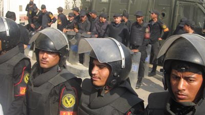 تعزيزات أمنية بدار القضاء بعد تهديد مواطن بالانتحار