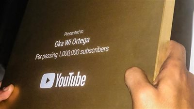 أوكا وأورتيجا يحتفلان بحصد الدرع الذهبي من يوتيوب