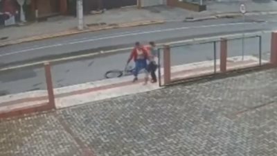 «تيجي تصيده يصيدك».. امرأة تسرق لصا حاول سرقتها (فيديو)