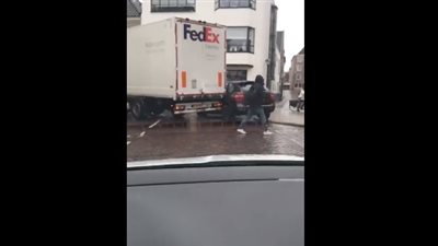 شاهد ما فعلته شاحنة بسيارة «بورش كايين» متوقفة (فيديو)