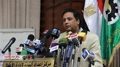 حازم عبدالعظيم يستنكر مزاعم «نشطاء» بأن الاستفتاء «غير ديمقراطي»