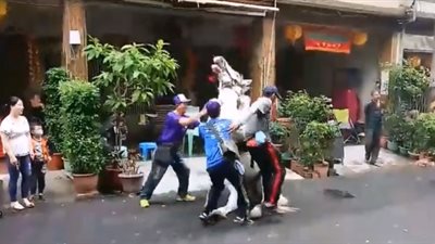 انقلاب حصان على ظهره محاولا الفرار من صاحبه (فيديو)