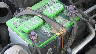 تحذير: لا تترك بطارية سيارتك دون تنظيف