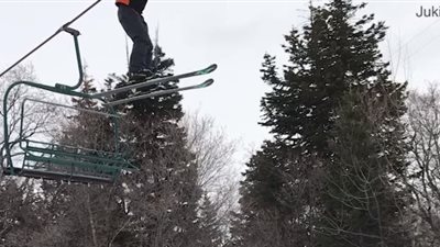 إنقاذ طفل معلق في الهواء بمصعد للجليد (فيديو)