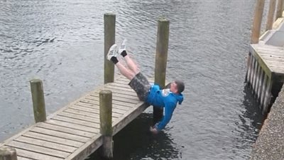 بالفيديو والصور.. عريس يتعرض لموقف محرج بسبب أصدقائه