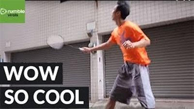 بالفيديو.. شاب يتحدى الرياح في كرة الريشة