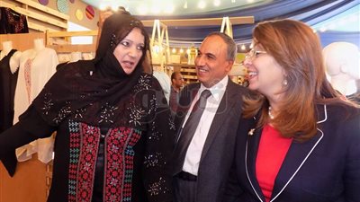 بالصور.. والي ووزير التجارة يتفقدان أجنحة معرض إبداع من مصر