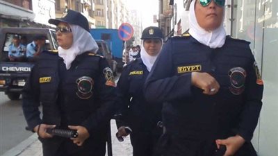 أولياء أمور طالبات مدرسة بالساحل يلتقطون صورًا مع الشرطة النسائية