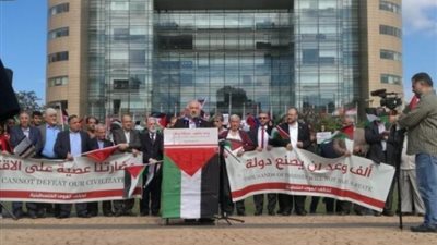 فلسطينيون يعتصمون أمام سفارة بريطانيا بلبنان في ذكرى وعد بلفور