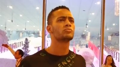 محمد رمضان يغني «الملك» في أحد المولات وسط معجبيه (فيديو)