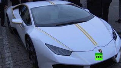 بالفيديو.. بابا الفاتيكان يتبرع بسيارة لامبورجيني للأعمال الخيرية