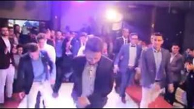 بالفيديو.. أصدقاء العريس يهدونه رقصة في حفل زفافه