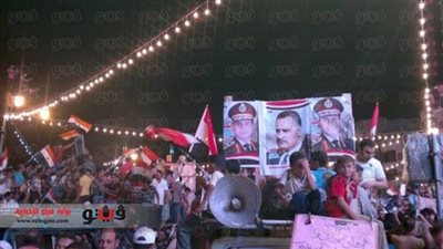 أهالي قنا يحتفلون بنتيجة الاستفتاء بميدان الساعة