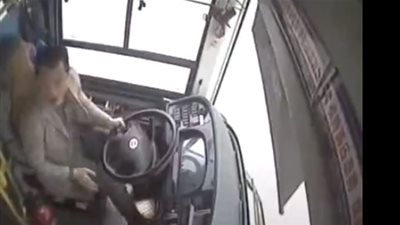 امرأة تضرب سائقا وتتسبب في سقوط حافلة يقودها من أعلى جسر (فيديو)